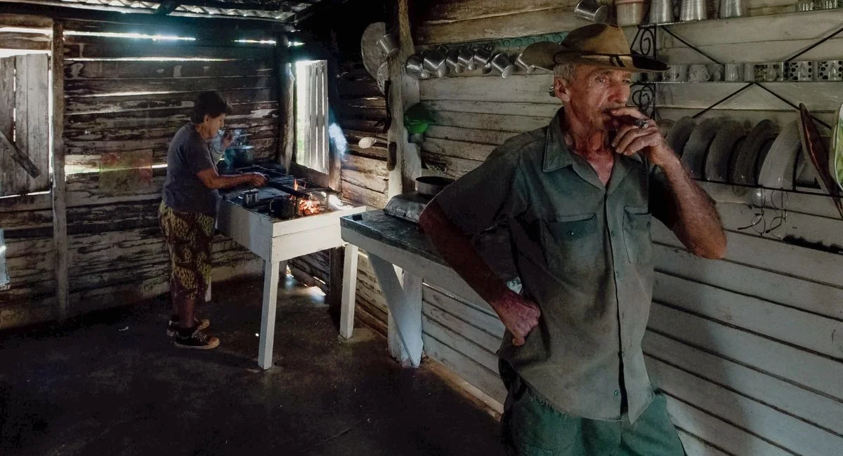 Pourquoi choisir un poêle à bois avec four pour chauffer et cuisiner sans électricité ?
