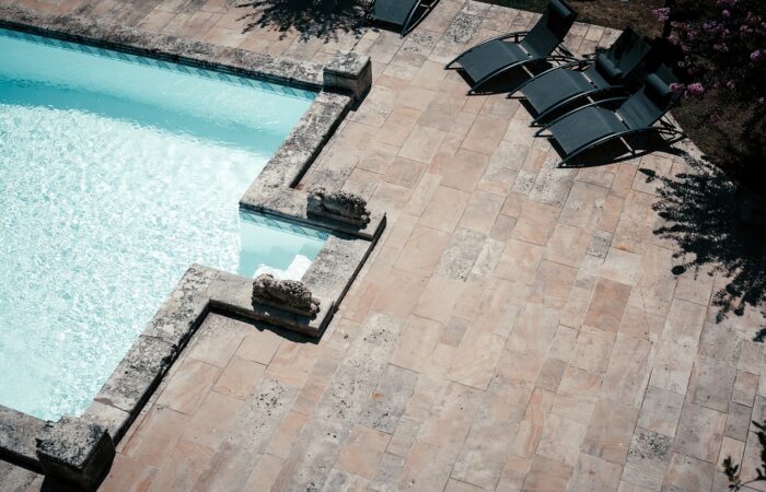 Transformer_votre_cour_arrière:_Guide_pour_installer_une_terrasse_piscine